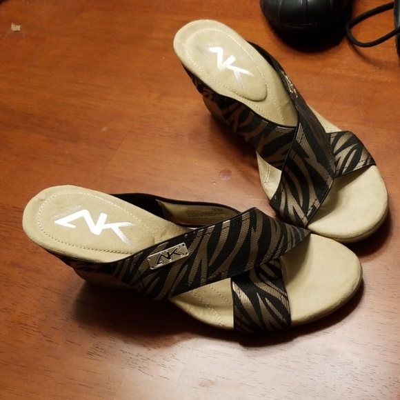 Anne Klein sandals - Picture 2 of 3